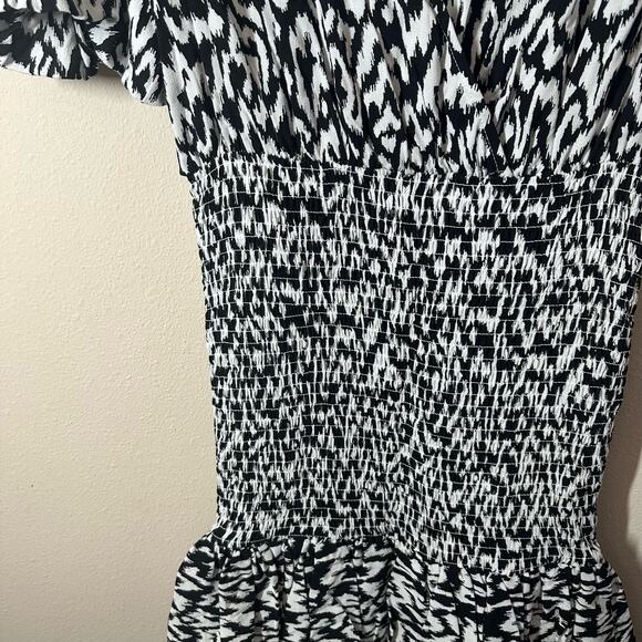 Scoop Women's Black and White Printed Smocked Dress Size Medium Short Sleeve - Picture 3 of 8